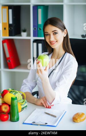 Salute. Dieta sana. Medico Dietiziano Holding in mani fresco Gr Foto Stock