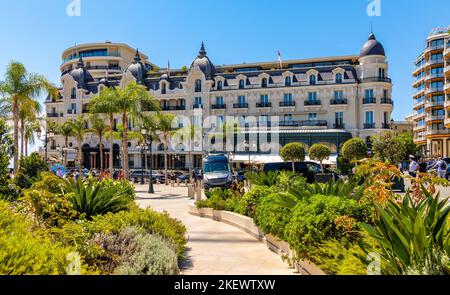 Monaco, Francia - 2 agosto 2022: Hotel de Paris in Place du Casino sulla costa della Costa Azzurra nel quartiere di Monte Carlo del Principato di Monaco Foto Stock