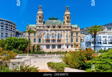 Monaco, Francia - 2 agosto 2022: Facciata sul mare di Monte Carlo Opera House Salle Garnier e Casino sulla costa della Costa Azzurra nel quartiere di Monte Carlo Foto Stock