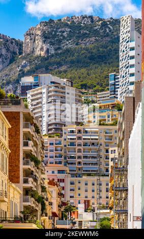 Monaco, Francia - 2 agosto 2022: Vista panoramica del denso sviluppo residenziale del quartiere di Monte Carlo sulla costa della Costa Azzurra a Monte Carlo Foto Stock