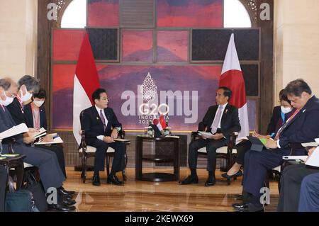 Bali, Indonesia. 14th Nov 2022. Il primo ministro giapponese Fumio Kishida (L) e il presidente indonesiano Joko Widodo si stringono le mani davanti al vertice di Bali del 2022 G20 a Nusa Dua, Balii, lunedì 14 novembre 2022. Photo by Japanese PM Press Office/UPI Credit: UPI/Alamy Live News Foto Stock