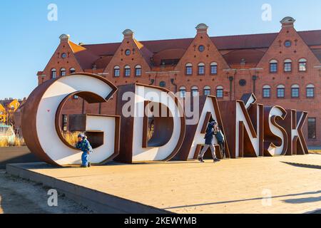 Danzica, Polonia - 11 marzo, 2022: Cartello di Danzica nel centro storico di Danzica. Viaggi Foto Stock