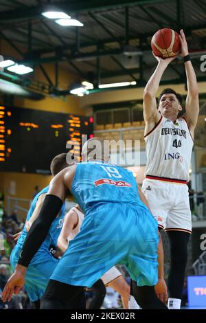 Capodistria, Slovenia. 14th Nov 2022. Pallacanestro: Qualificazioni Mondiali, Slovenia - Germania, Europa, 2nd° turno, Gruppo J, Il giorno 4, Bonifika Arena. David Krämer, dalla Germania, sale per il lancio. Credit: Matthias Stiekel/dpa/Alamy Live News Foto Stock