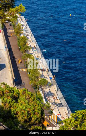 Monaco, Francia - 2 agosto 2022: Solarium Beach ricreazione viale lungo Digue de l’Avant Port percorso nel porto di Hercules sulla riva del Mar Mediterraneo Foto Stock