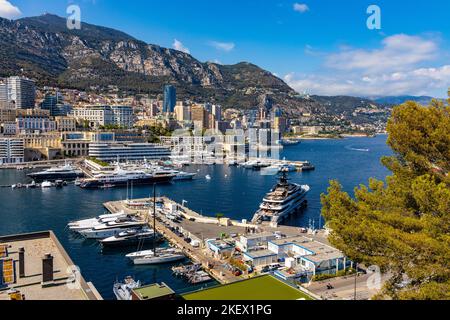 Monaco, Francia - 2 agosto 2022: Vista panoramica dell'area metropolitana di Monaco con i quartieri di Hercules Port, la Condamine, Monte Carlo e Fontvieille Foto Stock
