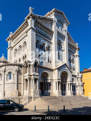 Monaco, Francia - 2 agosto 2022: Cattedrale di nostra Signora dell'Immacolata Concezione conosciuta come Cattedrale di San Nicola a Monaco Ville città vecchia reale dir Foto Stock