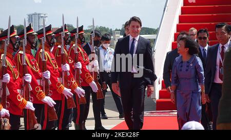 Bali, Indonesia. 14th Nov 2022. Il primo ministro canadese Justin Trudeau (C) arriva all'aeroporto internazionale Ngurah Rai di Denpasar, sull'isola indonesiana di Bali, lunedì 14 novembre 2022, ai margini del vertice del G20. Photo by Canada's prime Minister Press Office/ Credit: UPI/Alamy Live News Foto Stock