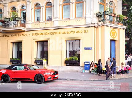 Tbilisi, Georgia - 07 23 2022: Centro informazioni sulla NATO e l'edificio UE su Dadiani St, Piazza della libertà nel centro di Tbilisi Foto Stock