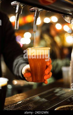 Bicchiere di birra bionda artigianale Foto Stock