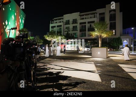 14 novembre 2022, Oman, Maskat: Gli autobus con i giocatori della nazionale tedesca di calcio arrivano di fronte al Kempinski Hotel nel quartiere al Mouj. L'hotel ospiterà la squadra nazionale tedesca per la partita amichevole contro l'Oman. Con l'amichevole partita su 16.11.2022, la nazionale vuole prepararsi per l'inizio della Coppa del mondo al Sultan Qabus Sports Center di Muscat. Foto: Christian Charisius/dpa - NOTA IMPORTANTE: In conformità ai requisiti della DFL Deutsche Fußball Liga e della DFB Deutscher Fußball-Bund, è vietato utilizzare o fare uso di fotografie scattate con i Foto Stock