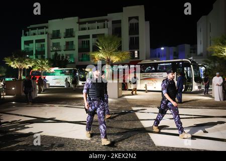 14 novembre 2022, Oman, Maskat: Gli autobus della nazionale tedesca di calcio sono parcheggiati di fronte al Kempinski Hotel nel quartiere al Mouj all'arrivo. L'hotel ospiterà la squadra nazionale tedesca per la partita amichevole contro l'Oman. Con l'amichevole partita su 16.11.2022, la nazionale vuole prepararsi per l'inizio della Coppa del mondo al Sultan Qabus Sports Center di Muscat. Foto: Christian Charisius/dpa - NOTA IMPORTANTE: In conformità ai requisiti della DFL Deutsche Fußball Liga e della DFB Deutscher Fußball-Bund, è vietato utilizzare o fare uso di fotografie scattate con i Foto Stock