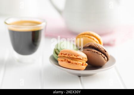 Dolce al macaron. Macaron colorati sul piatto. Foto Stock