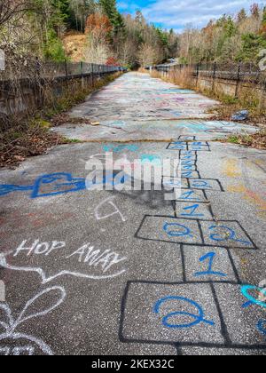 Hopscotch spray dipinto con graffiti su strada di vecchia strada ponte. Foto Stock