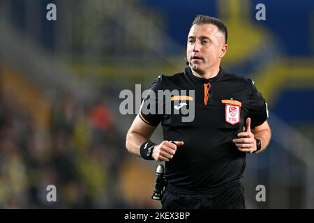 ISTANBUL - Referee Huseyin Gocek durante la partita turca Super Lig tra Fenerbahce AS e Demir Grup Sivasspor allo stadio Ulker il 7 novembre 2022 a Istanbul, Turchia. ANP | altezza olandese | GERRIT DA COLONIA Foto Stock