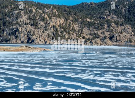 Splendidi motivi su un lago Colorado ricoperto di ghiaccio Foto Stock