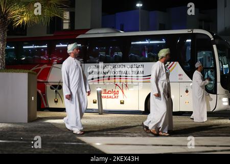 14 novembre 2022, Oman, Maskat: Un autobus della nazionale tedesca di calcio si trova di fronte al Kempinski Hotel nel quartiere al Mouj all'arrivo. L'hotel ospiterà la squadra nazionale tedesca per la partita amichevole contro l'Oman. Con l'amichevole partita su 16.11.2022, la nazionale vuole prepararsi per l'inizio della Coppa del mondo al Sultan Qabus Sports Center di Muscat. Foto: Christian Charisius/dpa - NOTA IMPORTANTE: In conformità ai requisiti della DFL Deutsche Fußball Liga e del DFB Deutscher Fußball-Bund, è vietato utilizzare o utilizzare fotografie scattate nella st Foto Stock