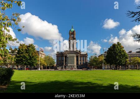 Wirral, Regno Unito: Il municipio di Birkenhead e i giardini di Hamilton Square Foto Stock