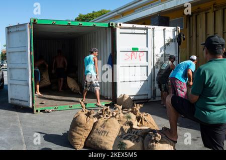 Caricamento di copra, Polinesia francese Foto Stock