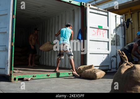 Caricamento di copra, Polinesia francese Foto Stock