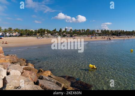 Salou Costa Dorada con il mare azzurro del Mediterraneo sulla spiaggia di Platja de Llevant Catalonia Spagna Foto Stock