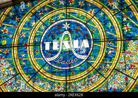 Vetrata colorata con logo Tesla radio nel passaggio Svetozor, Praga, Repubblica Ceca Foto Stock