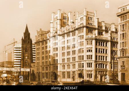 Liverpool vintage, 1969, Tower Buildings and Historic Church, "nostra Signora e San Nicola" vicino al Pier Head. Immagine di seppia Foto Stock