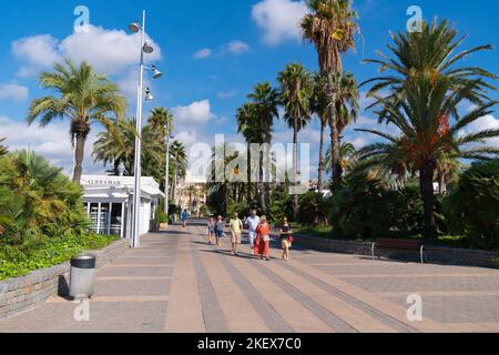 Salou Spagna passeggiata con palme e persone a piedi in Costa Dorada città turistica Foto Stock