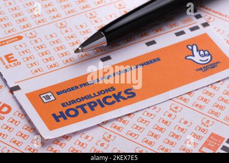 EUROMILLIONS HOTPICKS biglietti lotteria in bianco e la penna nera piazzati in cima. Lotteria nazionale del Regno Unito. Messa a fuoco selettiva. Stafford, Regno Unito, novembre Foto Stock