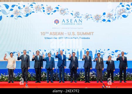 Phnom Penh, Cambogia. 12 Novembre 2022. I leader si sono ondati durante la foto di gruppo all'inizio del vertice ASEAN, il 12 novembre 2022, a Phnom Penh, Cambogia. Da sinistra a destra: Il Presidente delle Filippine Ferdinand Marcos, Jr., il primo Ministro di Singapore Lee Hsien Loong, il primo Ministro della Thailandia Prayuth Chan-ocha, il primo Ministro del Vietnam Pham Minh Chinh, il Presidente degli Stati Uniti Joe Biden, il primo Ministro cambogiano Hun Sen, il Presidente indonesiano Joko Widodo, Brunei Sultan Hassanal Bolkiah, il primo Ministro del Laos Phvankham, Viphah E Presidente malese della Camera dei rappresentanti Azhar Azizan Harun. Credit: Adam Schultz Foto Stock