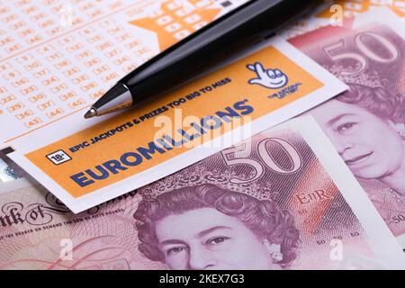 EUROMILLIONS biglietti lotteria in bianco, la penna nera e 50 sterline note.UK lotteria nazionale. Messa a fuoco selettiva. Stafford, Regno Unito, 14 novembre 2022 Foto Stock