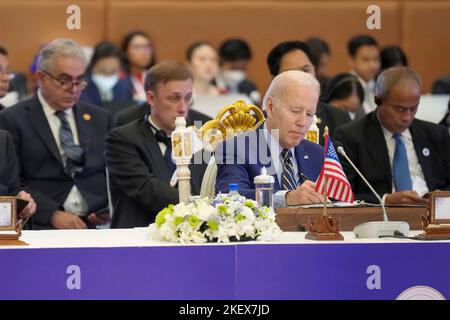 Phnom Penh, Cambogia. 12th Nov 2022. Il Presidente degli Stati Uniti Joe Biden, durante la sessione dei leader al Vertice ASEAN, 13 novembre 2022, a Phnom Penh, Cambogia. Credit: Adam Schultz/White House Photo/Alamy Live News Foto Stock