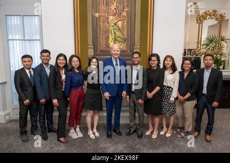 Phnom Penh, Cambogia. 13th Nov 2022. Il presidente degli Stati Uniti Joe Biden, pone con gli ex-allievi cambogiani della Young Southeast Asian Leaders Initiative durante un incontro a margine del vertice ASEAN, il 13 novembre 2022, a Phnom Penh, Cambogia. Credit: Adam Schultz/White House Photo/Alamy Live News Foto Stock