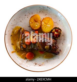 Porzione fresca di costolette guarnite con verdure Foto Stock