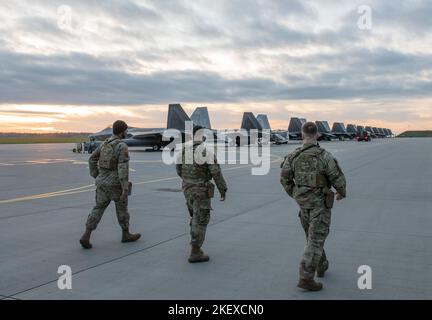 I difensori assegnati al 423rd° Squadron delle forze di sicurezza, RAF Alconbury, Regno Unito, pattugliano la linea di volo alla base aerea di Łask, Polonia, 8 novembre 2022. I membri della SFS 423 si sono schierati a Łask Air base, Polonia, per fornire sicurezza ai Raptors F-22 dell'aeronautica degli Stati Uniti dal 90th Expeditionary Fighter Squadron. Il FFS del 90th viene dispiegato in Polonia a sostegno della missione di protezione aerea della NATO per migliorare la posizione di difesa sul fianco orientale della NATO. I difensori sostengono la missione giorno e notte garantendo la sicurezza e la sicurezza delle risorse statunitensi. (Foto delle forze aeree statunitensi del sergente Danielle Sukhlall) Foto Stock