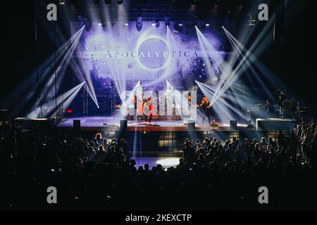 Wroclaw, Wroclaw, Polonia. 12th Nov 2022. I maestri del violoncello hanno tenuto un grande concerto nella Centennial Hall di Wroclaw. Come sempre, i musicisti di Apocalyptica hanno attirato molti fan. In foto: Eicca Toppinen, Perttu Kivilaakso, Paavo LÃ¶tjÃ¶nen, Mikko Sirén (Credit Image: © Krzysztof Zatycki/ZUMA Press Wire) Foto Stock