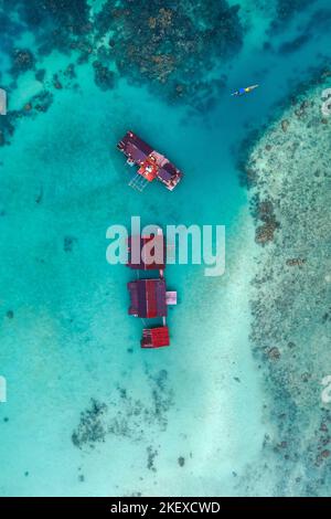 Vista aerea della casa su pali, Banyak isola, Indonesia Foto Stock