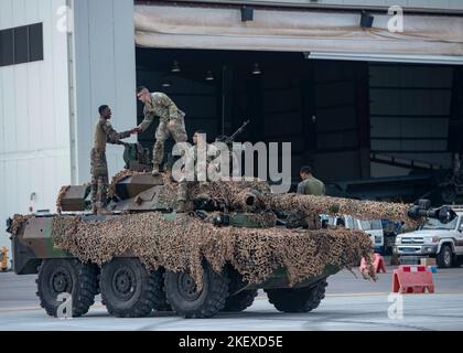 Soldati statunitensi assegnati alla Combined Joint Task Force - Corno d'Africa (CJTF-HOA), ricevono un breve briefing sulle capacità da un membro di servizio delle forze francesi a Gibuti sul carro armato gommato AMX-10 RC durante la celebrazione del CJTF-HOA Partner Appreciation Day 2022 a Camp Lemonnier, Gibuti, 10 novembre 2022. Gli alleati e i partner della task force allestiscono esposizioni statiche e interattive per mostrare le loro capacità militari combinate. (Foto del Dipartimento della Difesa di U.S. Air Force Senior Airman Destani K. Matheny) Foto Stock