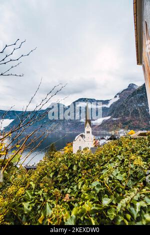 vista dall'alto della chiesa contro il lago e le montagne Foto Stock