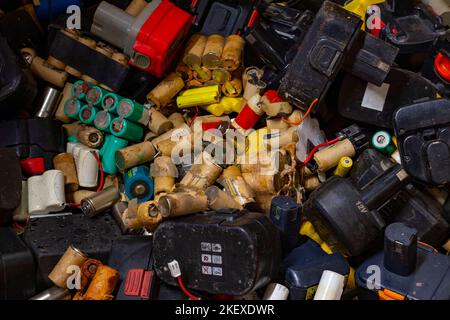 Vecchie pile usate e accumulatori di vario tipo Foto Stock