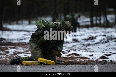 Durante Hammer 22, un soldato finlandese prepara mine modello su una strada, un esercizio annuale di forze combinate condotto insieme alla squadra di combattimento delle Brigate 3rd dell’esercito degli Stati Uniti, 1st divisione di cavalleria (3-1 ABCT), operativamente assegnata alla 1st divisione di fanteria (1 ID), a Niinisalo, Finlandia, 9 novembre 2022. L’ABCT del 3-1 è tra le altre unità sotto l’ID del 1 che lavora con orgoglio insieme ad alleati e partner di sicurezza regionali per fornire forze credibili da combattere al V Corps, il corpo americano schierato in futuro in Europa. (STATI UNITI Foto dell'esercito di SPC. Charles Leitner) Foto Stock