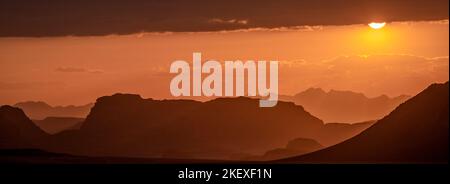 Vista panoramica tramonto dopo la tempesta di sabbia Wadi Rum Giordania Foto Stock
