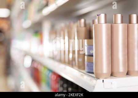 Prodotti per la cura dei capelli sugli scaffali del negozio al supermercato Foto Stock