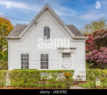 Facciata anteriore di una vecchia casa situata a 121 strada principale, porto di Sag, ny Foto Stock