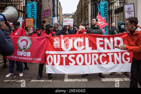 I lavoratori in outsourcing protestano contro l'UCL in lotta per una retribuzione dignitosa e finiscono per sfruttare l'outsourcing, Londra, novembre 2022. Foto Stock