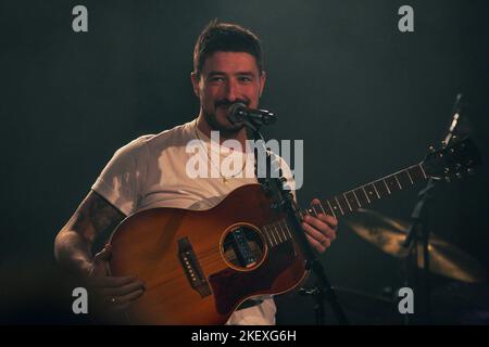 14 novembre 2022: Marcus Mumford, il cantante principale di Mumford and Sons, esegue uno spettacolo al completo presso il locale musicale indipendente The Leadmill di Sheffield il primo giorno del suo tour solistico nel Regno Unito a sostegno del suo album solista di debutto intitolato '(Self-TITED)' 2022 (Credit Image: © Myles Wright/ZUMA Press Wire) Foto Stock