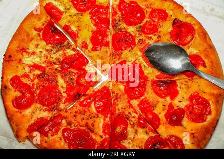 Focaccia in stile barese. Cibo pugliese. Prodotti da forno Foto Stock