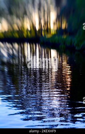 tramonto astratto sul fiume waveney a geldeston norfolk enlgand Foto Stock