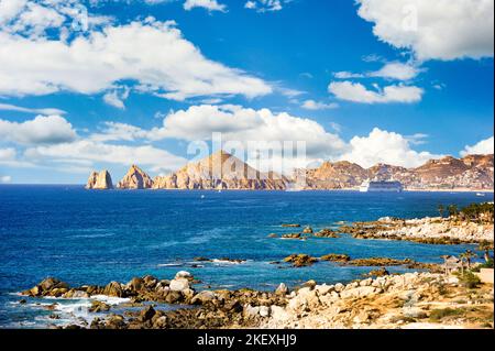 La fine della terra e la punta di Baja California con l'oceano blu cristallo in primo piano. Foto Stock