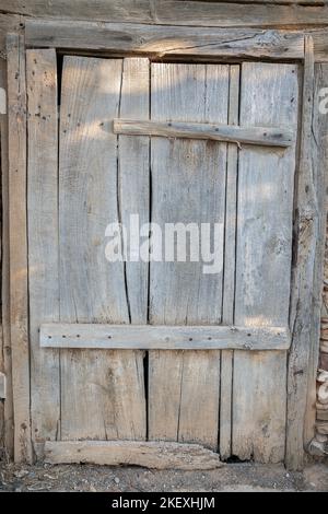 Primo piano di una porta rustica in legno Foto Stock