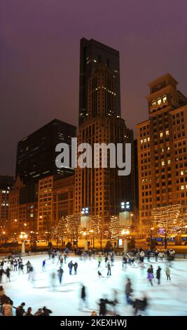 Chicago con pattinaggio sul ghiaccio nel parco di fronte ai grattacieli e allo sfondo della città. Foto Stock